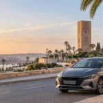 Voiture compacte près de la tour Hassan à Rabat au coucher du soleil