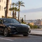Une berline haut de gamme sans logo est stationnée sur une avenue à Rabat.