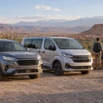 SUV et van stationnés à un point de vue au Maroc avec des voyageurs et des bagages.