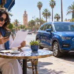 Une voyageuse consulte une checklist de réservation près d’une voiture dans une rue marocaine.