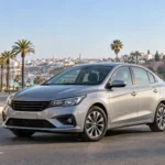 Voiture compacte de location stationnée sur un boulevard moderne de Rabat au Maroc.